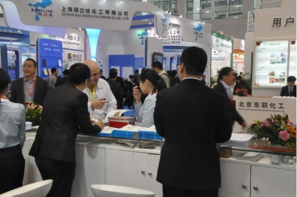 為外國(guó)友人做解答